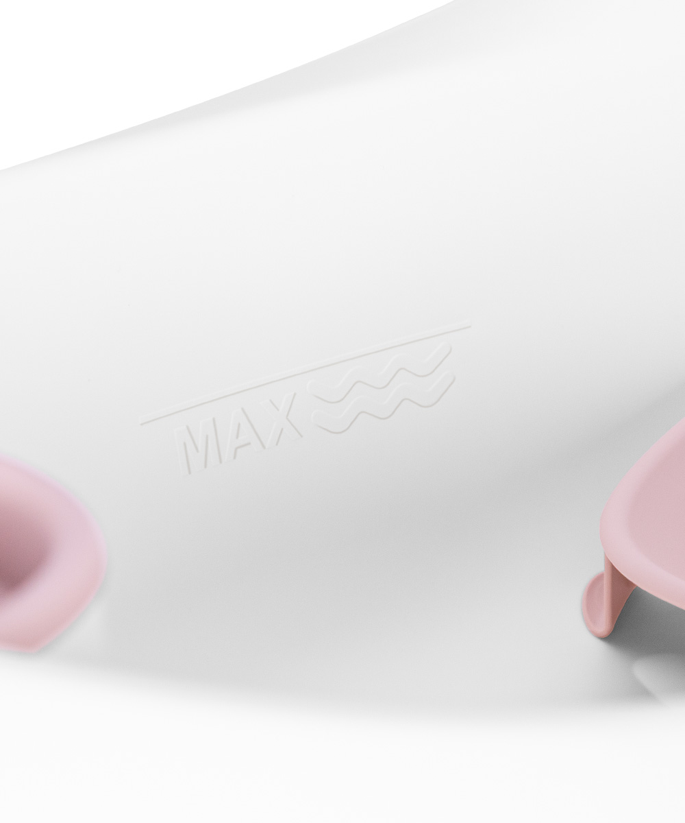 Детская ванночка с шезлонгом Auri 2026 Индикатор максимального уровня воды расположен на внутренней стенке ванночки для дополнительной безопасности.